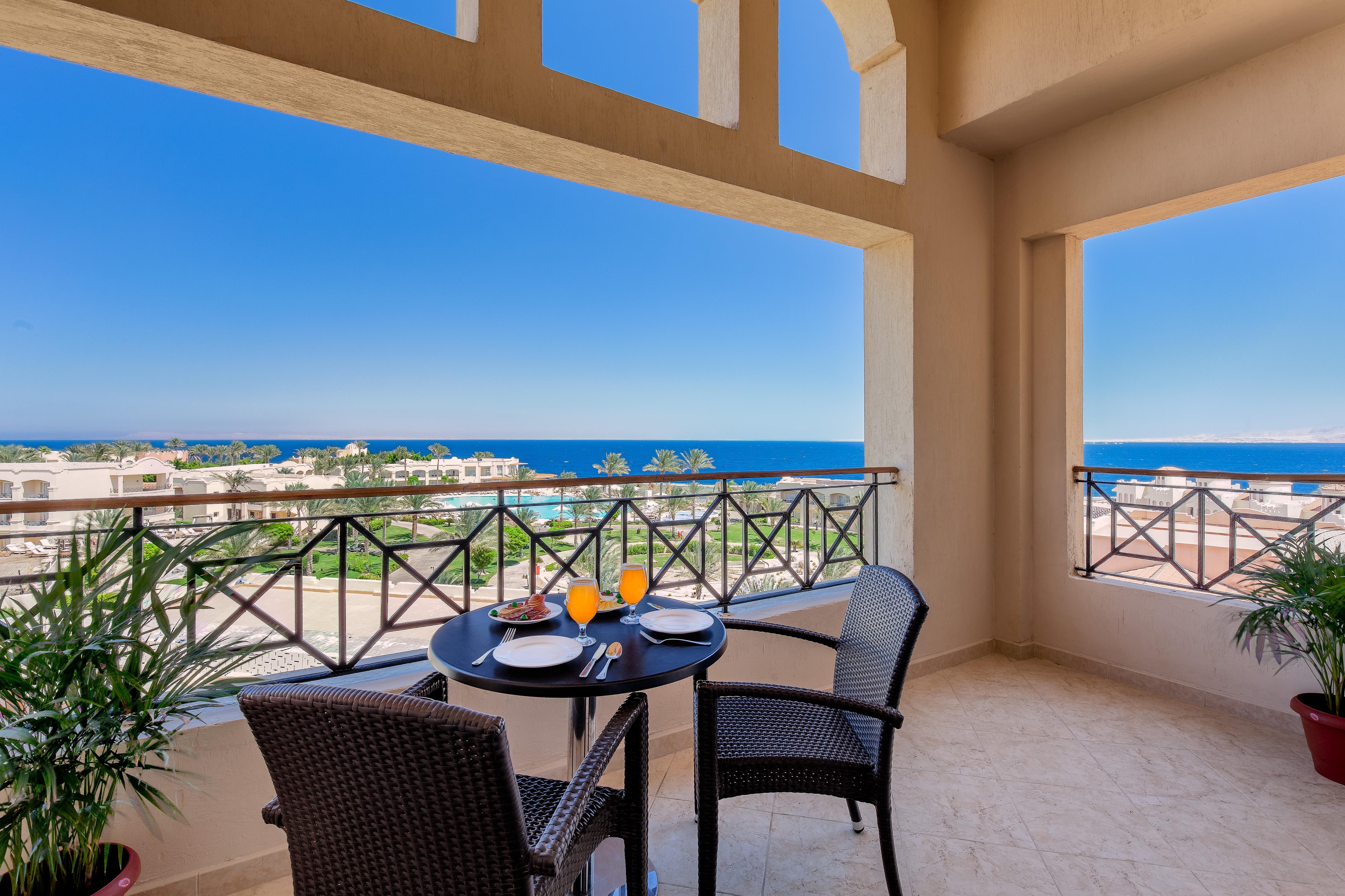 Cleopatra Luxury Resort Sharm El Sheikh Esterno foto Balcony of a suite at the Hilton Sharm El Sheikh Resort
