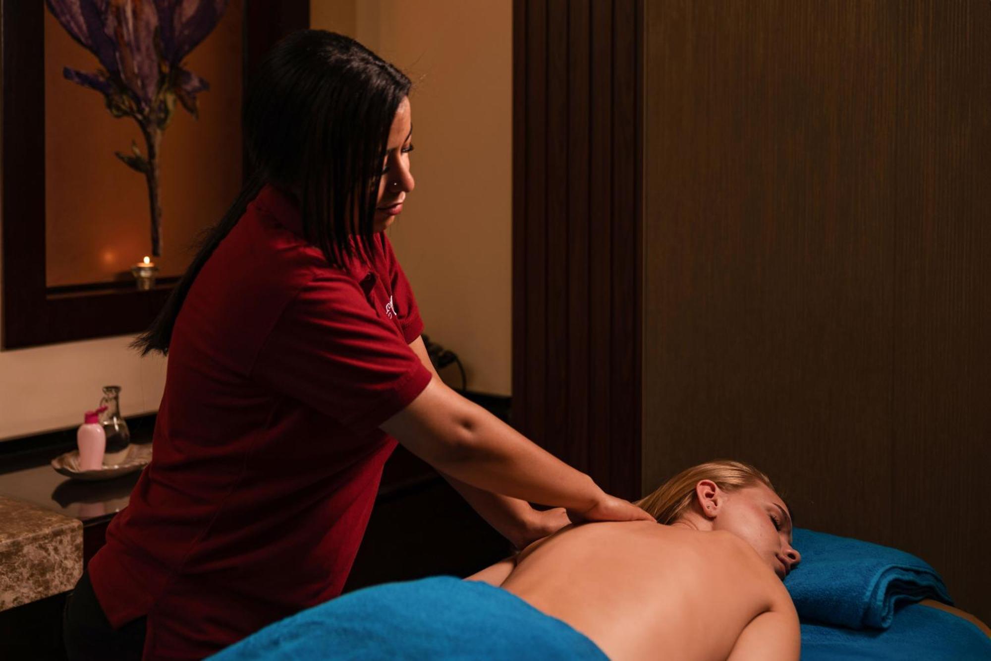 Cleopatra Luxury Resort Sharm El Sheikh Esterno foto Massage therapist working on a woman's back