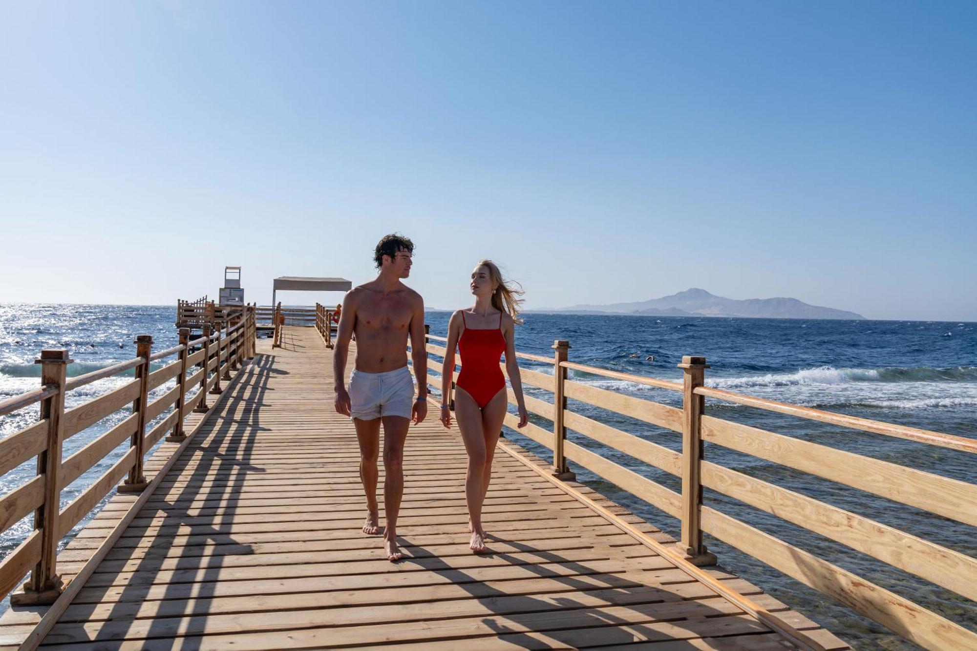 Cleopatra Luxury Resort Sharm El Sheikh Esterno foto Tourists on a jetty in Hurghada